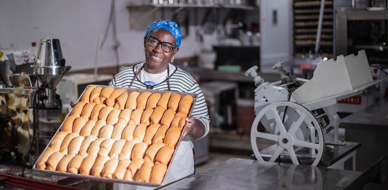 Vovó Tutu faz pães doces para distribuir aos mais necessitados. Foto: Werther Santana/Estadão