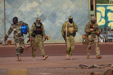 Imagem registrada pelas Forças Armadas da França mostram três mercenários russos em Mali. Caveira estampada no peito de soldado à direita é símbolo utilizado pelo grupo paramilitar Wagner