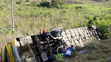 O acidente de ônibus na BR-418 deixou sete mortos em Teófilo Otoni, no Estado de Minas Gerais. Foto: Polícia Militar