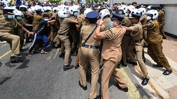 Government supporters and police clash outside the President's office in Colombo on May 9, 2022. - Violence raged across Sri Lanka late into the night on May 9, 2022, with five people dead and some 180 injured as prime minister Mahinda Rajapaksa quit after weeks of protests. (Photo by Ishara S. KODIKARA / AFP). Foto: Ishara S. Kodikara/AFP
