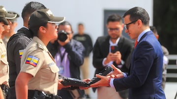 Daniel Noboa entrega armas para Polícia em Quito, Equador.
