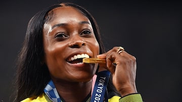 Elaine Thompson-Herah comemora a medalha conquistada nos Jogos Olímpicos de Tóquio 2020. Ela foi eleita atleta feminina do ano pela World Athletics. Foto: Ina FASSBENDER / AFP