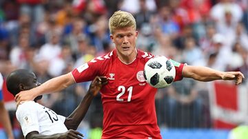 Andreas Cornelius disputa bola comN'Golo Kantédurante partida entre Dinamarca e França, empatada em 0 a 0. Foto: Franck Fife/AFP