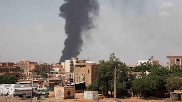 En esta imagen de archivo, una columna de humo se eleva al cielo de Jartum, Sudán, el 8 de junio de 2023 en plenos combates entre el ejército sudanés y las Fuerzas de Apoyo Rápido paramilitares. (AP Foto, archivo)
