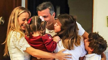 A conta oficial de Leopoldo López no Instagram divulgou uma foto do reencontro do líder com sua família em Madri. Foto: @leopoldolopezoficial / AFP
