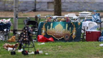 Comidas e pertences foram deixados para trás depois que mais de 30 tiros foram disparados durante um evento Eid al-Fitr, na Filadélfia