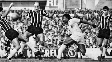 Santos e Corinthians em clássico de 1958 na Vila Belmiro: surgia Pelé, o Atléta do Século, que marcou quatro gols na vitória por 6 a 1. Foto: Reprodução
