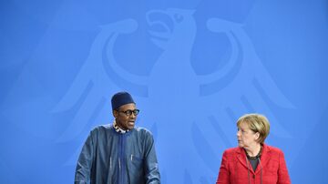 A chanceler alemã Angela Merkel e o presidente da NigériaMuhammadu Buhari. Foto: John MacDougall/AFP 