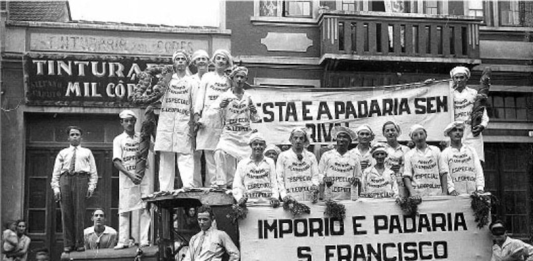 Bloco de Carnaval de Padeiros da Padaria S. Francisco. Brasil; Autoria não identificada; Anos 1920. Foto: Acervo Centro de Memória Bunge.