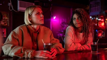 Claire Danes, izquierda, y Zazie Beetz en una escena de "Full Circle" en una imagen proporcionada por Max.  (Max vía AP)