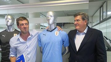 Ignacio Alonso (esquerda), presidente da Associação Uruguaia de Futebol, e Pedro Bordaberry, presidente do Comitê de Regularização da Associação Uruguaia de Futebol. Foto: Santiago Carbone/EFE