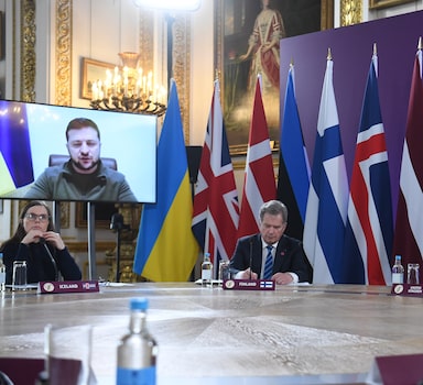 London (United Kingdom), 15/03/2022.- Ukraine's President Volodymyr Zelensky addresses by video link attendees at the plenary session during the Joint Expeditionary Force London 2022 meeting at Lancaster in London, Britain, 14 March 2022. British Prime Minister Boris Johnson is hosting a summit with leaders from Nordic countries and Russia's Baltic neighbors. The Joint Expeditionary Force (JEF) is a coalition of 10 states focused on security in northern Europe. (Rusia, Ucrania, Reino Unido, Londres) EFE/EPA/NEIL HALL / POOL
