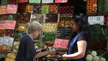 A woman buys fruits and vegetables at a greengrocery store in Buenos Aires, Argentina, December 12, 2023. REUTERS/Tomas Cuesta. Foto: Tomas Cuesta/Reuters