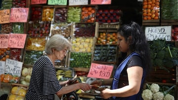 A woman buys fruits and vegetables at a greengrocery store in Buenos Aires, Argentina, December 12, 2023. REUTERS/Tomas Cuesta. Foto: Tomas Cuesta/Reuters