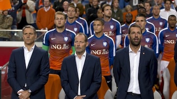 Ruud van Nistelrooy (dir.) ao lado do técnico Danny Blind e do outro auxiliar da seleção, Marco van Basten. Foto: Michael Kooren|Reuters
