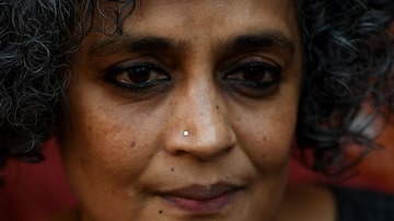 A escritora indiana Arundhati Roy em foto de 8 de dezembro de 2017, em Nova Délhi. Foto: Money Sharma/AFP