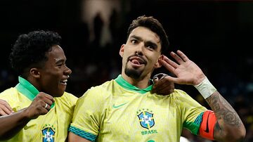 Paquetá e Endrick comemoram o gol de empate da seleção brasileira no jogo contra a Espanha.