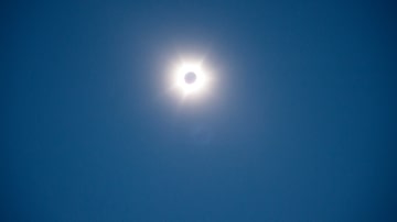 O Sol e a Lua são fotografados perto de Exmouth, na Austrália, durante um eclipse solar híbrido nesta quinta-feira, 20. Foto: Aaron Bunch/AAP/AP