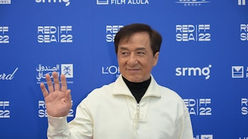 A handout picture released by the Red Sea International Film Festival (RSIFF) shows actor Jackie Chan posing for a picture before an in-conversation session on the 8th day of the Red Sea International Film Festival (RSIFF), in Jeddah, Saudi Arabia, on December 8, 2022. (Photo by AMMAR ABD RABBO / Red Sea Film Festival / AFP) / RESTRICTED TO EDITORIAL USE - MANDATORY CREDIT "AFP PHOTO /RED SEA FILM FESTIVAL " - NO MARKETING - NO ADVERTISING CAMPAIGNS - DISTRIBUTED AS A SERVICE TO CLIENTS. Foto: Ammar Abd Rabbo / Red Sea Film Festival via AFP