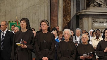 A freira Raffaella Petrini (à esquerda) participa de missa na Basílica de São Pedro, no Vaticano. Foto: Vatican Media via REUTERS