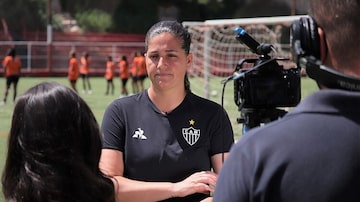 Lindsay Camila, do Atlético-MG, é uma das cinco mulheres no comando das equipes no Brasileirão. Foto: Fábio Pinel / Atlético-MG