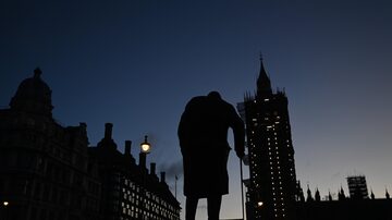 Vista do Parlamento britânico e da estátua de Winston Churchill em Londres. Foto: EFE/ Facundo Arrizabalaga