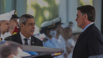 Bolsonaro ao lado de Braga Netto, ministro da Defesa, em cerimônia do Exército. Foto: Gabriela Biló/Estadão - 22/7/2021