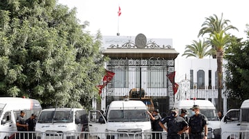 Forças de segurança isolam prédio do Parlamento tunisiano nesta terça-feira. Foto: REUTERS/Zoubeir Souissi