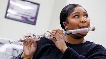Lizzo plays a flute that belonged to President James Madison at the Library of Congress on Sept. 26. MUST CREDIT: Shawn Miller/Library of Congress. Foto: Shawn Miller/Library of Congress via Washington Post
