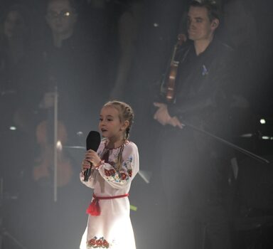 Lodz (Poland), 20/03/2022.- 7-years old Amelia Anisovych from Ukraine performs on stage during the charity concert 'Together with Ukraine' at the Atlas Arena in Lodz, central Poland, 20 March 2022. (Polonia, Rusia, Ucrania) EFE/EPA/GRZEGORZ MICHALOWSKI POLAND OUT
