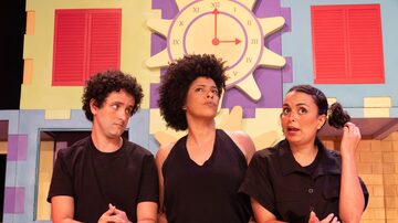 Samuel Carrasco, Zuba Janaina e Carol Rocha em cena do espetáculo infantil ‘Família Dindim’. Foto: João Caldas