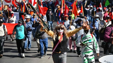Workers adhered to the Civil Construction Union march during the beginning of a nationwide demonstration against Peruvian President Dina Boluarte in Arequipa, Peru on July 19, 2023. Anti-government unions from several regions of Peru resumed their protests against the government of Dina Boluarte today with a national mobilization. "The march is democratic. Tomorrow we reactivate the mobilizations at the national level to demand the resignation of Dina Boluarte and new general elections", the General Secretary of the Peruvian General Workers Central (CGTP), Geronimo Lopez, told AFP. (Photo by Diego Ramos / AFP). Foto: Diego Ramos/AFP