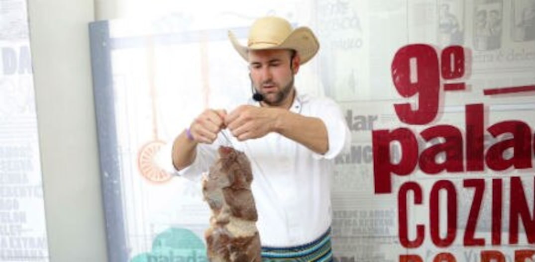 
Paulo Machado apresenta a carne oreada. FOTO: Daniel Teixeira/Estadão