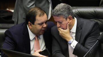 Centrão pressiona PSB a não deixar o Blocão que apoia o presidente da Câmara, Arthur Lira