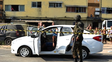 Militares atiraram contra veículo nas imediações do Piscinão de Deodoro, em Guadalupe, no Rio Janeiro. Foto: Fabio Teixeira/AP