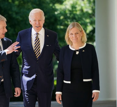 US President Joe Biden (C), Sweden’s Prime Minister Magdalena Andersson (R) and  Finland’s President Sauli Niinistö arrive to speak in the Rose Garden following a meeting at the White House in Washington, DC, on May 19, 2022. - The US on May 18 gave its full support for Sweden and Finland's bids to join NATO, promising to stand by them if threatened by Russia and pressing Turkey to not block their membership. (Photo by MANDEL NGAN / AFP)