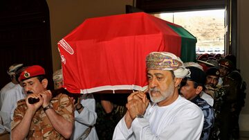 O recém-anunciado sultão de Omã, Haitham bin Tariq Al Said, carregando o caixão de seu primo e antecessor, Qaboos. Foto: REUTERS/Sultan Al Hasani TPX 