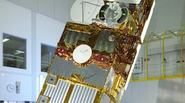 Esta imagem, cedida pela Agência Espacial Europeia, mostra o satélite European Remote Sensing 2 (ERS-2) em uma sala limpa antes do seu lançamento em 1995. O satélite de observação da Terra caiu de órbita na quarta-feira, 21.