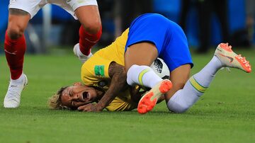 Neymar cai após sofrer falta diante da Suíça. Foto: Eduardo Nicolau/Estadão