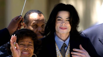 Michael Jackson e a mãeKatherin, em 2005. Foto: REUTERS/Lucas Jackson