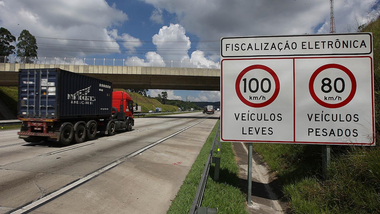 PLACA 5 SAO PAULO/SP - 21/03/2012 - PLACA / RADAR / ESTRADA - GERAL/JT - Placa indicando a presenca de radar fotografico de limite de velocidade no Rodoanel. FOTO: Marcio Fernandes/AE . Foto: Marcio Fernandes/AE PLACA 5 SAO PAULO/SP - 21/03/2012 - PLACA / RADAR / ESTRADA - GERAL/JT - Placa indicando a presenca de radar fotografico de limite de velocidade no Rodoanel. FOTO: Marcio Fernandes/AE . Foto: Marcio Fernandes/AE
