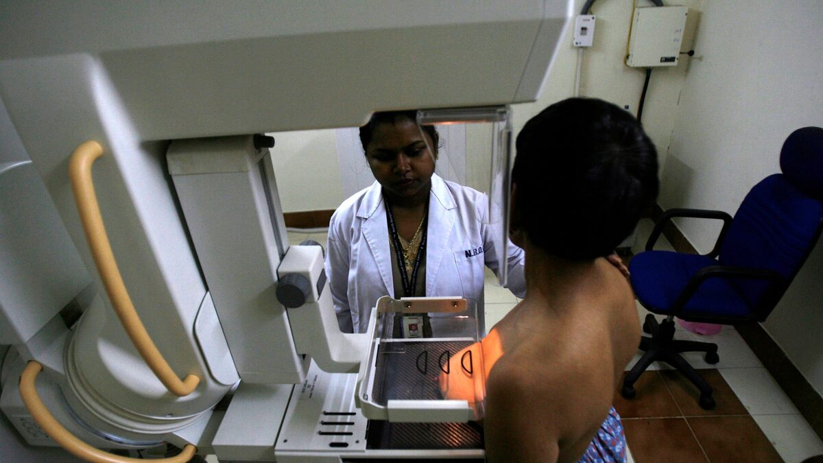 É falso que exame de mamografia anual cause câncer de mama - Estadão