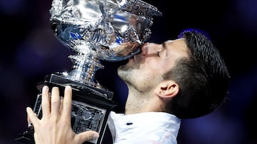 TOPSHOT - Serbia's Novak Djokovic kisses the Norman Brookes Challenge Cup trophy following his victory against Greece's Stefanos Tsitsipas in the men's singles final match on day fourteen of the Australian Open tennis tournament in Melbourne on January 29, 2023. (Photo by Martin KEEP / AFP) / -- IMAGE RESTRICTED TO EDITORIAL USE - STRICTLY NO COMMERCIAL USE --. Foto: Martin KEEP / AFP