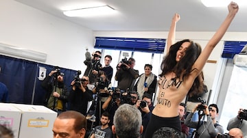 Melodie Mousavi Nameghi, ativista francesa do grupo Femen, protesta contra Silvio Berlusconi (E) durante eleição na Itália. Foto: EFE/EPA/DANIEL DAL ZENNARO