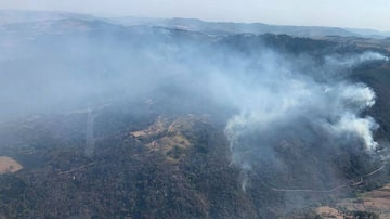 O incêndio atinge áreas de mata nos municípios de São João da Boa Vista, Vargem Grande do Sul e Águas da Prata. Foto: Defesa Civil