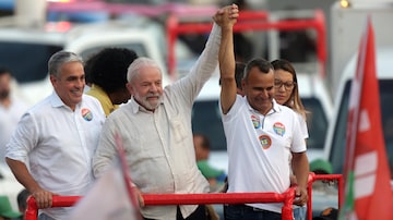 O presidente Luiz Inácio Lula da Silva e o prefeito de Belford Roxo, Waguinho durante comício nas eleições de 2022.