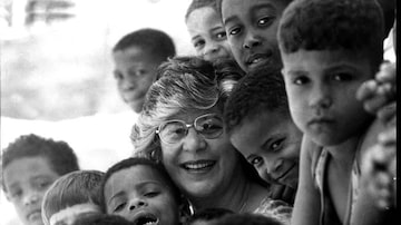 A médium Isabel Salomão de Campos com algumas das crianças que ela acolheu. Foto: Arquivo pessoal