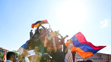 Armênios comemoram a renúncia do primeiro-ministro Serzh Sargsyan, após dez dias de protestos contra sua nomeação ao cargo. Foto: Grigor Yepremyan/PAN Photo via AP