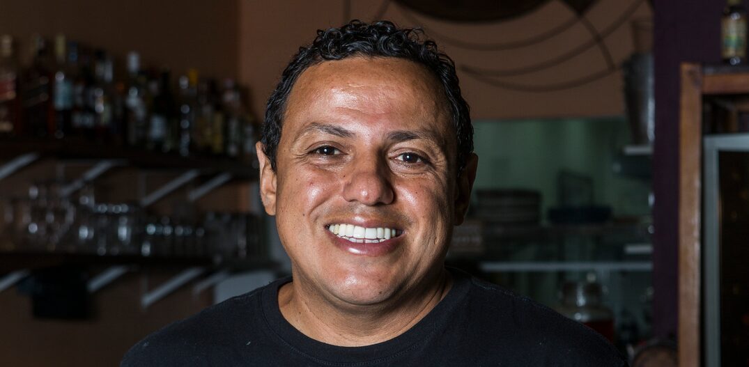 Chef Eudes Assis, do Taioba Gastronomia, no litoral norte de São Paulo posa para foto vestindo camiseta preta escrito Caiçara. Foto: Ricardo Castilho Jr I Custom Credit