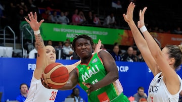 Sydney (Australia), 26/09/2022.- Kamite Elisabeth Dabou of Mali (C) drives to the basket during the 2022 FIBA Women's Basketball World Cup match between Serbia and Mali at Quaycentre in Sydney, New South Wales, Australia, 26 September 2022. (Baloncesto) EFE/EPA/MARK EVANS AUSTRALIA AND NEW ZEALAND OUT
. Foto: Mark Evans/ EFE